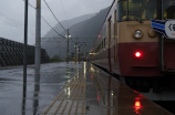 周冬雨一晚上走了三次红毯(周冬雨一晚上走了三次红毯)